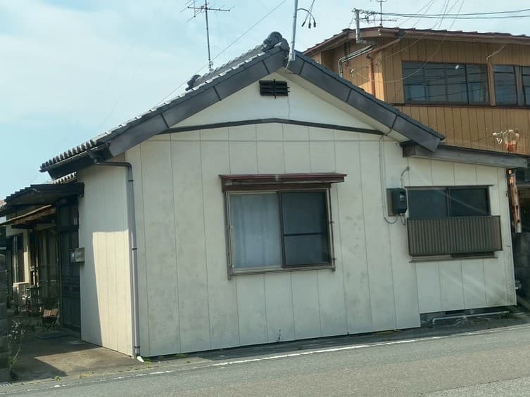 入ってすぐ懐かしの雰囲気に包まれるお家なんていかがでしょう（原町区橋本町）