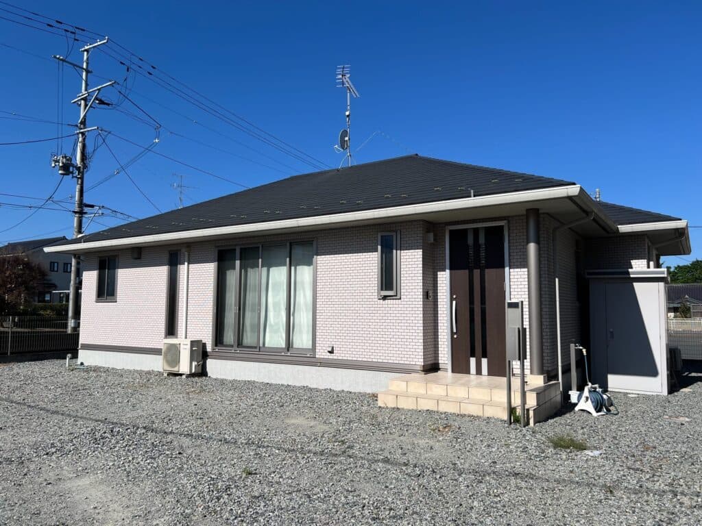 【価格変更】赤が映えるおしゃれな軽量鉄骨造の平屋。価格相談可（原町区陣ケ崎）