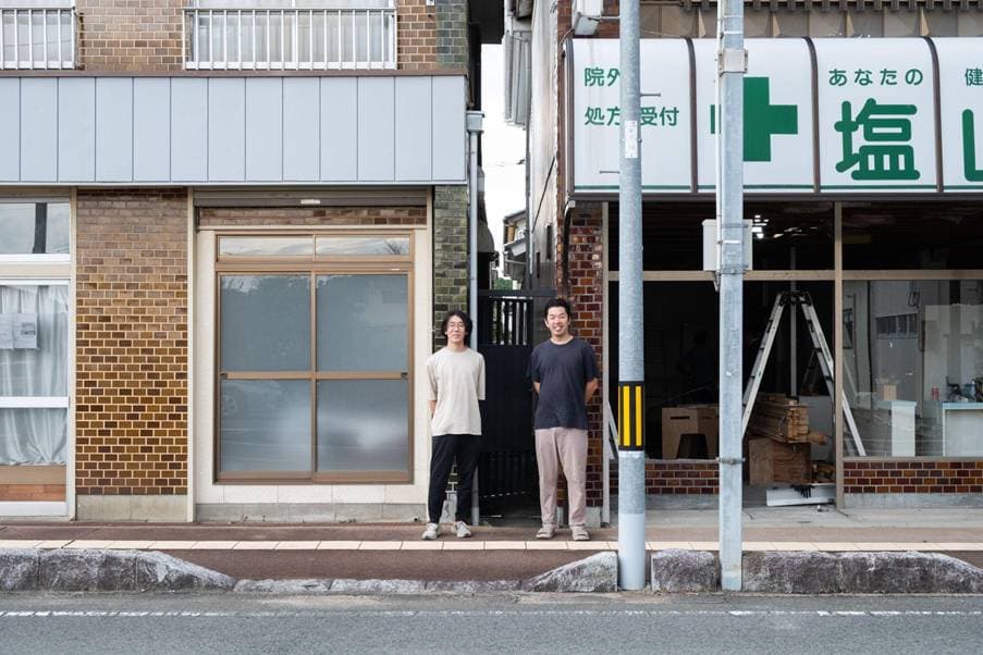 昭和40年代に建てられた隣どうしの空き家に入居。暮らしながら新しいまちの風景をつくる